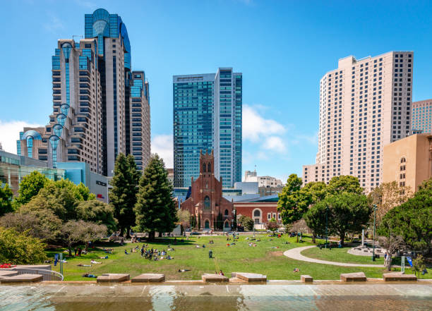 people enjoy the sunshine at yerba buena gardens. san francisco downtown, summer 2015. - marquis imagens e fotografias de stock