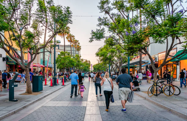 променад на третьей улице в санта-монике, калифорния. - santa monica стоковые фото и изображения