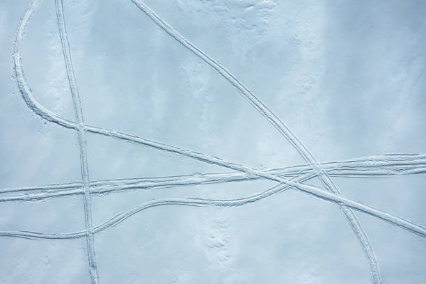 pistes de ski dans la neige fraîche - ski track powder snow track snow photos et images de collection