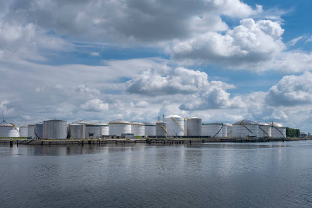 танкеры и резервуары для хранения нефти в роттердаме, нидерланды. порт является крупнейшим в европе и облегчает потребности внутренних - petrolium tanker стоковые фото и изображения