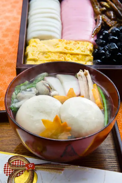 Zoni is a New Year's event dish that is eaten all over Japan during the New Year, and is either boiled or baked and put in soup. This is a Hiroshima-style simmered round rice cake.