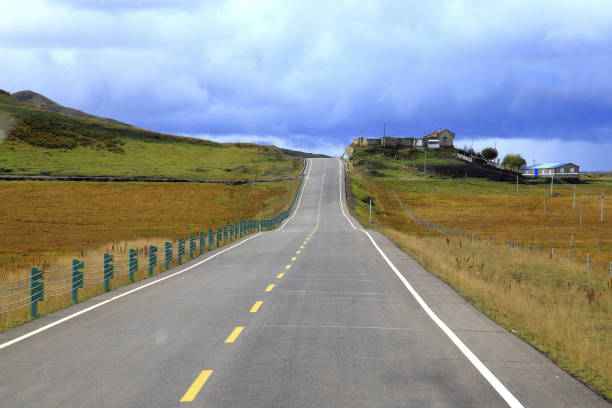 istock Sichuan Hongyuan Provincial Highway 209 scenery 1273289331