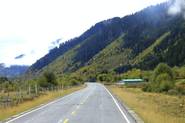 istock Sichuan Hongyuan Provincial Highway 209 scenery 1273289377