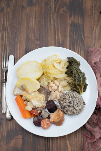 prato português típico carne cozida, salsichas defumadas, legumes e arroz no prato branco - gastronomia de portugal - fotografias e filmes do acervo
