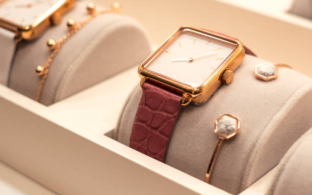hermoso reloj de moda con correa de cuero en el escaparate - reloj de pulsera fotografías e imágenes de stock