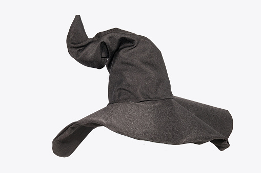 accesorios para Halloween, sombrero de bruja con corona curva sobre un fondo blanco photo