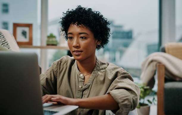 istock The internet allows me to connect with so many people at once 1273305904