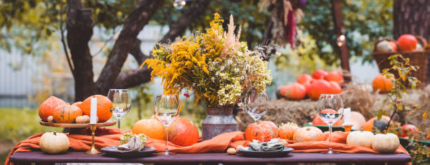 fall themed holiday table setting arrangement for a seasonal party, banner - autumn table setting flower imagens e fotografias de stock