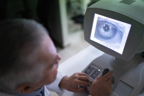 oftalmólogo analizando los resultados del examen en un monitor - looking eyesight optometrist focus fotografías e imágenes de stock