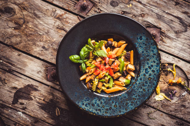 vegan low carb lentil pasta with veggies and tofu - pasta directly above fusilli food imagens e fotografias de stock