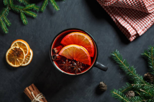 a glass filled with mulled wine with orange slices - hot drink imagens e fotografias de stock