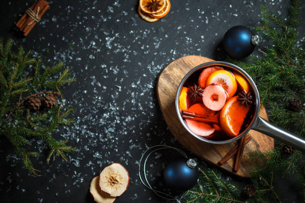 sartén de acero con vino caliente cocido - mulled wine punch cocktail christmas fotografías e imágenes de stock