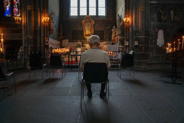 das innere der kathedrale clermont ferrand - stained glass pew church hymnal stock-fotos und bilder