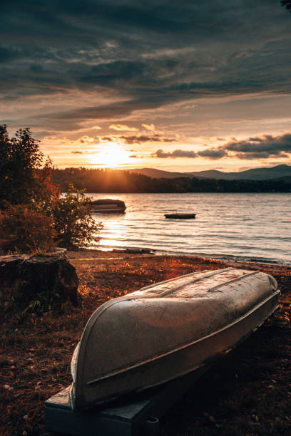 夕暮れ時のメイン州の湖 - mt katahdin ストックフォトと画像