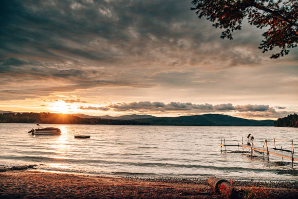 夕暮れ時のメイン州の湖 - mt katahdin ストックフォトと画像