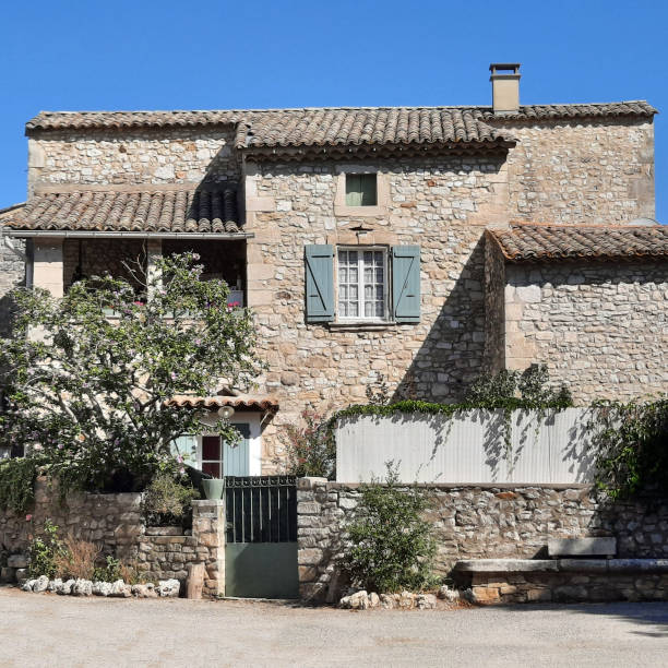 in the alleys of montclus, france - ribbed vaulting imagens e fotografias de stock