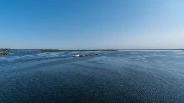 una grande chiatta con vele di sabbia lungo la costa lungo l'ampio fiume volga - barge beach large blue foto e immagini stock