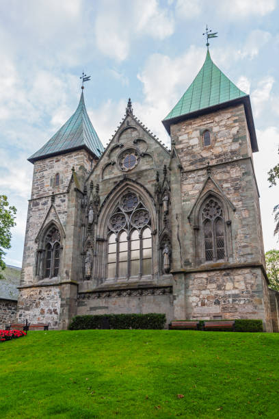 gotycka średniowieczna katedra w stavanger - scandinavian church front view norway zdjęcia i obrazy z banku zdjęć