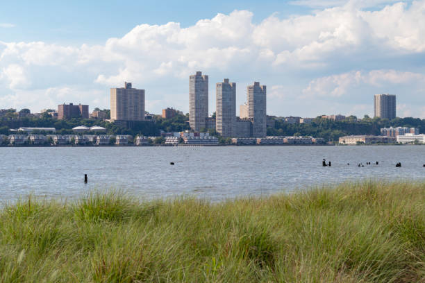 green riverfront à riverside park south le long de la rivière hudson à lincoln square new york avec une vue skyline du new jersey - west new york new jersey photos et images de collection