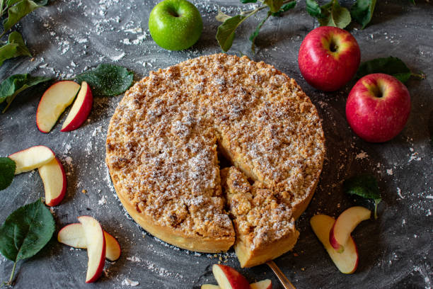 アップルの崩れケーキ - pie apple apple pie dessert ストックフォトと画像