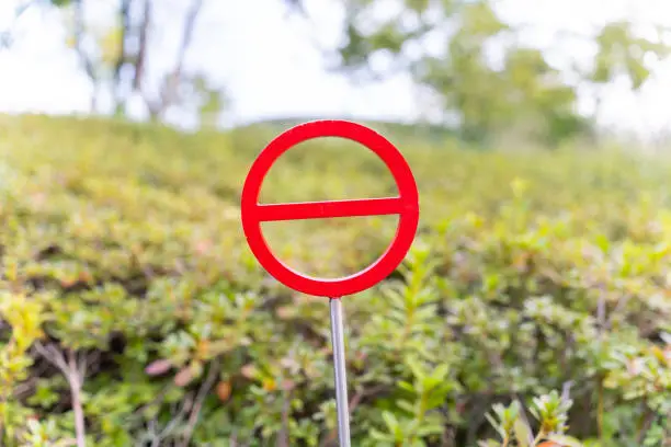 The sign is a combination of a simple circle and straight line. It is small in size, but its strong red color and simple design make it very visible.