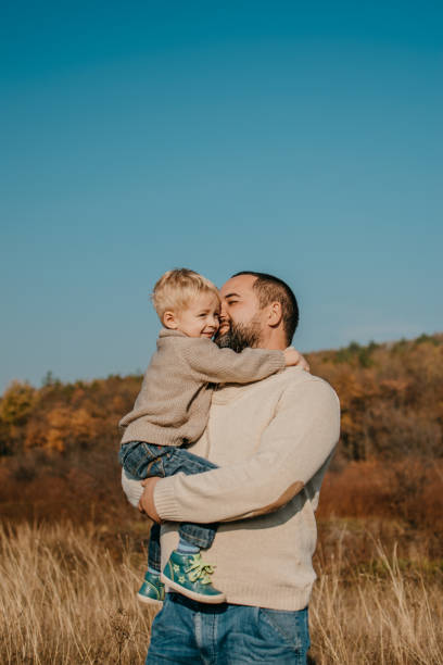 festa del papà, felice famiglia amorevole. padre e figlio che giocano, divertendosi sulla natura. famiglia felice, festa del papà e vacanze estive locali - action family photograph fathers day foto e immagini stock