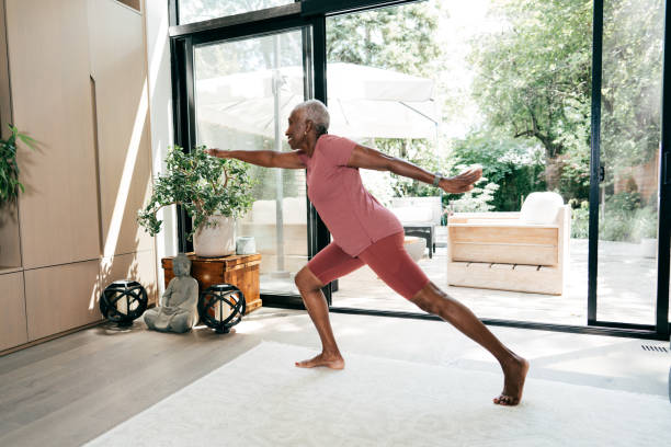 mujeres afroamericanas haciendo ejercicio en su sala de estar. se ve elegante en su ropa deportiva - sports venue luxury love enjoyment fotografías e imágenes de stock