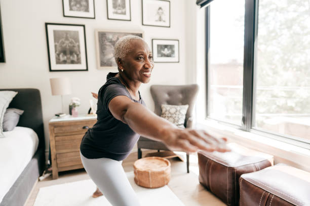 mujeres afroamericanas haciendo ejercicio en su casa. se ve elegante en su ropa deportiva - sports venue luxury love enjoyment fotografías e imágenes de stock