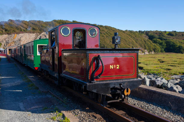 tren ffestiniog en el parque nacional snowdonia en gales - ffestiniog railway fotografías e imágenes de stock