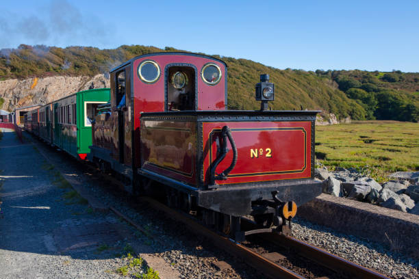 train de chemin de fer de ffestiniog dans le parc national de snowdonia au pays de galles - ffestiniog railway photos et images de collection