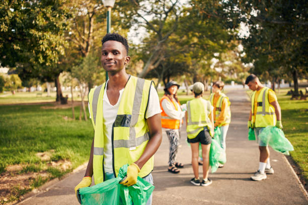 istock Cleaning up this park one piece of trash at a time 1273332063