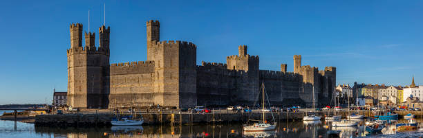 caernarfon castle in nordwales, vereinigtes königreich - caenarvon castle caernarfon castle wales stock-fotos und bilder