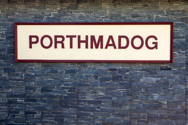 porthmadog en el norte de gales, reino unido - ffestiniog railway fotografías e imágenes de stock