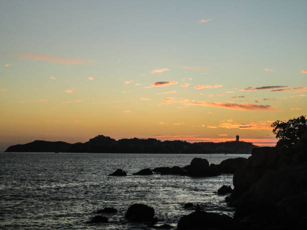 tramonto sulla spiaggia di acapulco - acapulco mexico sunset day foto e immagini stock