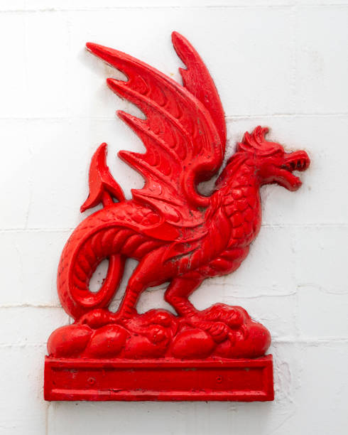 escultura de dragón galés en portmeirion, gales del norte - welsh flag flag welsh culture all european flags fotografías e imágenes de stock