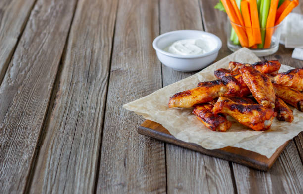 faire griller les ailes de poulet avec des carottes, du céleri et de la sauce blanche. gril. recette. - wing beer spicy chicken wings chicken wing photos et images de collection