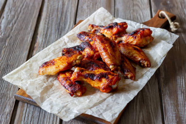 skrzydełka kurczaka z grilla na drewnianym tle. grill. przepis. - beer wing spicy chicken wings chicken wing zdjęcia i obrazy z banku zdjęć