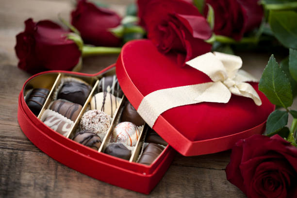 valentine's day box of chocolates and red roses - chocolate candy gift package chocolate imagens e fotografias de stock