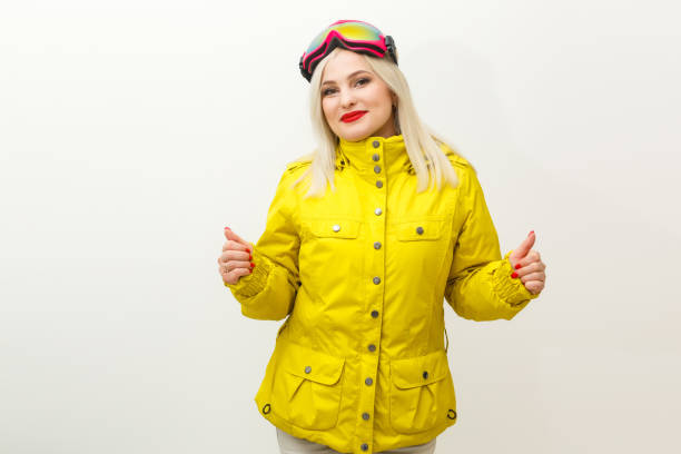 retrato de uma jovem feliz isolada sobre fundo branco - snowboarding snowboard teenager red - fotografias e filmes do acervo