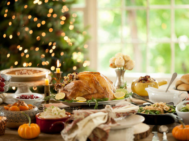 thanksgiving dinner tisch - christmas food dinner turkey stock-fotos und bilder