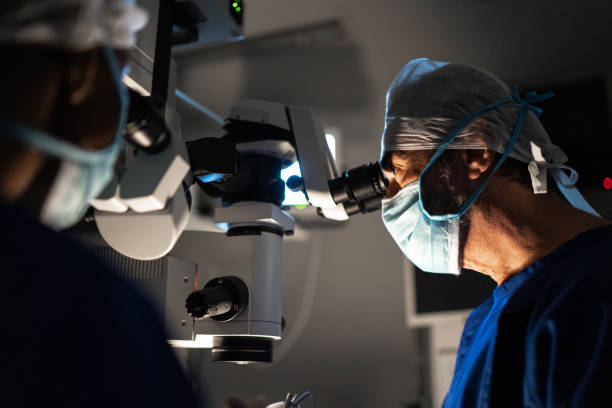 médecins effectuant un examen ou une chirurgie - ophtalmologie photos et images de collection