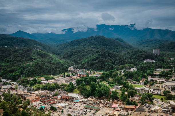 도시와 산을 조망할 수 있는 높은 전망대에서 개틀린부르크 시의 공중 전경 - gatlinburg tennessee city town 뉴스 사진 이미지