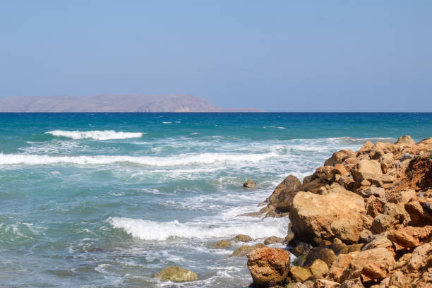 las olas del mar frente a la costa de creta, grecia - scenics multi colored greece blue fotografías e imágenes de stock