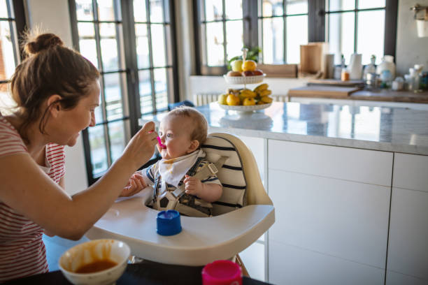 istock A snack for my baby 1273373077