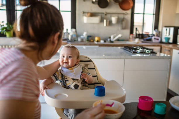 istock A snack for my baby 1273373181