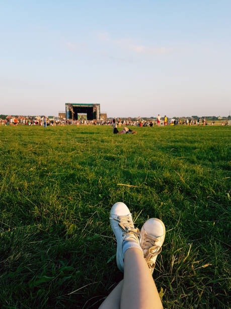 entspannen beim open-air-musikfestival in der ukraine. - freiluftkonzert stock-fotos und bilder