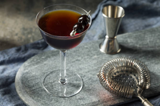 освежающий boozy черный манхэттен коктейль - manhattan cocktail стоковые фото и изображения