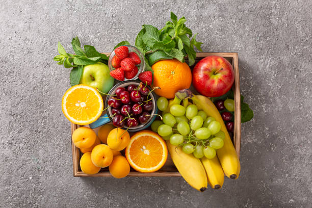 conjunto de frutas de verano y bayas en porción de madera. - fruto fotografías e imágenes de stock