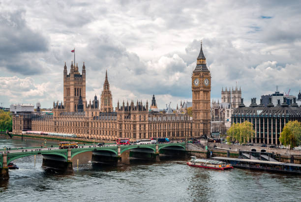 the houses of parliament and the westmister abbey in london, england. - victoria tower fotos stock-fotos und bilder