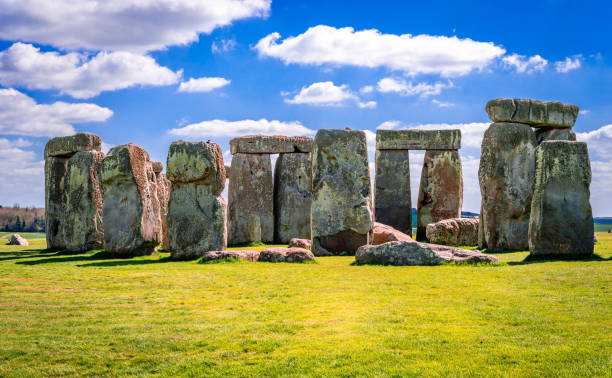 panoramiczny widok na stonehenge, słynny prehistoryczny kamienny pomnik w pobliżu salisbury w anglii. - stonehenge ancient civilization religion archaeology zdjęcia i obrazy z banku zdjęć